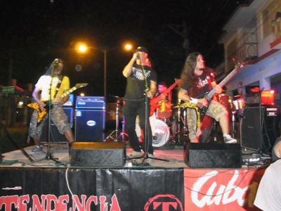 Die Gruppe Tendencia auf der Bühne in der Calle Martí beim Konzert für die Cuban Five.