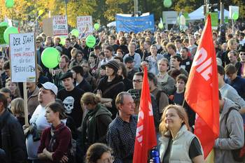 Auf dem Bild sehen Sie ein eine Menschenmenge auf einer Demonstration
