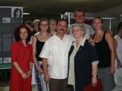 Fernando González (Cuban 5, Bildmitte) mit Elisabeth Dietze (2.v.r. vorn), Prof. Rump (2.v.l.hinten) und Studierenden des Fachbereichs Museumskunde der HTW Berlin bei der Ausstellungseröffnung in Santa Clara.
