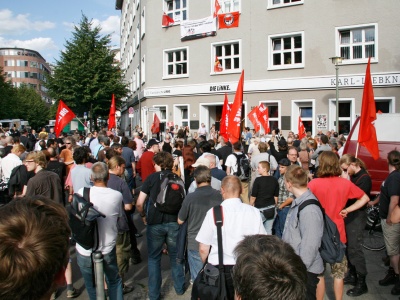 Anti-Faschisten deutlich in der Überzahl: Gegendemonstranten vor der Geschäftsst