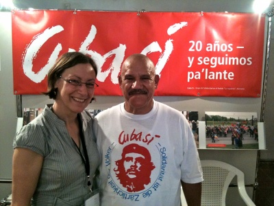 Treffen mit Freunden: Martha und Roberto am Stand von Cuba Sí
