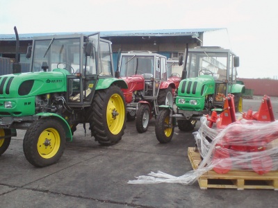 Traktoren für die Cuba Sí-Projekte bei ihrer Ankunft im Hafen von Havanna