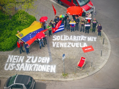 Solidarität mit Venezuela: Fotoaktion vor dem Karl-Liebknecht-Haus 