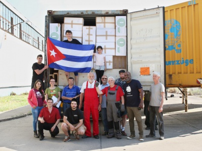 Helfergruppe nach der Beladung des Containers