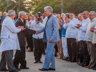 Díaz-Canel gratulierte José Miyar Barruecos zu seinem Honoris Causa-Titel. Photo: Jose M. Correa