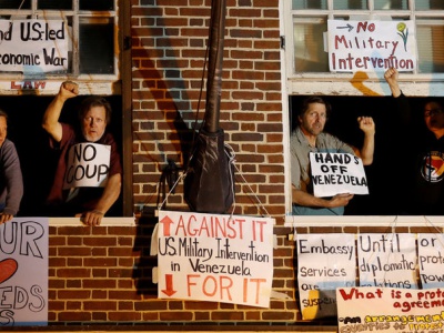 Aktivisten verteidigen die venezolanische Botschaft in Washington