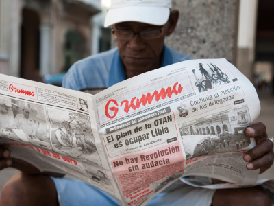 Ein Kubaner liest die Granma. Foto: Jorge Royan / http:/www.royan.com
