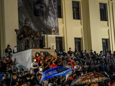 Vor dem Portal der Universität von Havanna fand am 24.11.2021 in Anwesenheit des kubanischen Präsidenten Miguel Díaz-Canel eine feierliche Gala zu Ehren Fidel Castros statt. Foto: granma.cu