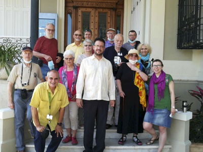 Gruppenfoto mit dem stellvertretenden Vizedirektor des Centro Fidel Castro Ruz, Elier Ramírez, der unsere Delegation mit großer Wiedersehensfreude empfing. Er hatte vor einigen Jahren am Fest der Linken in Berlin teilgenommen. Foto: Cuba sí