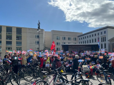 Vor der US-Botschaft in Berlin präsentierten die Teilnehmer*innen der UnblockCuba-Fahrraddemo die Flaggen all jener Länder, die 2021 in der UN-Vollversammlung zusammen mit Kuba ein Ende der US-Blockade gefordert hatten. Die USA gehörten nicht dazu. Foto: interbrigadas