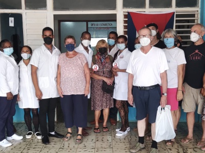 Die Cuba sí-Brigade informierte sich beim Rundgang durch die Poliklinik Felicidad über den Versorgungsschlüssel für die Patient*innen, das Familienarztsystem und die Auswirkungen der US-Blockade. Foto: Cuba sí 