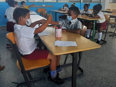 Mit den gespendeten Tischen und Stühlen kann der Schulunterricht in Pinar del Río wieder starten. Foto: Instituto Finlay Cuba