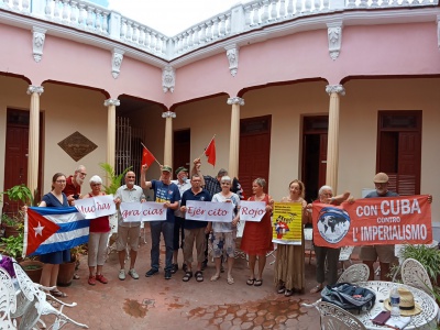 Gedenken zum 8. Mai - Mitglieder der Cuba sí-Delegation mit Freundinnen und Freunden der Kubasolidaritätsorganisationen aus der Schweiz und Italien. Foto: Cuba sí
