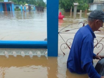 Hüfthoch im Wasser: wie hier in Matanzas ist vor allem der Westen Kubas von schweren Überschwemmungen betroffen. Foto: Granma.cu