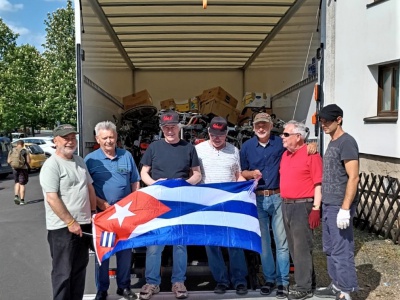 Nach getaner Arbeit: Mehr als 60 Räder wurden in den Lkw mit Ziel Berliner Sachspendenlager verladen. Foto: Cuba sí 