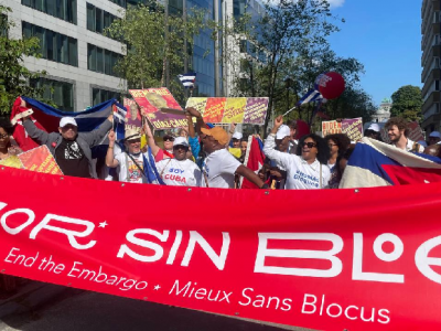 Kubafreund*innen aus aller Welt fordern beim Gipfel der Völker in Brüssel das Ende der US-Blockade gegen Kuba. Foto: cubaminrex
