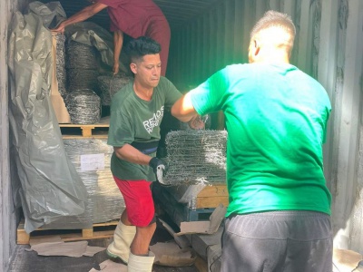 Der Container beinhaltete Bau- und Installationsmaterial für die Erweiterung der Kleintierzucht, v.a. des kreolischen Hausschweins. Foto: Cuba sí 