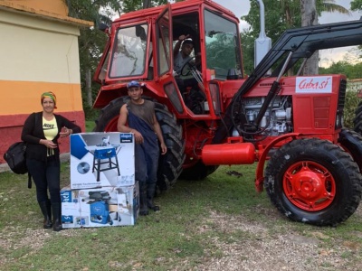 Große Freude: Mitarbeiter des Betriebs "Pedro Á. Perez" freuen sich über einen der gespendeten Traktoren. Foto: ACPA Cuba 