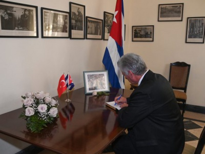 Kubas Präsident, Miguel Díaz-Canel, trägt sich in der Botschaft der Türkei in Havanna in das Kondolenzbuch für die Opfer des schweren Erdbebens in der Türkei und in Syrien ein. Foto: Cubadebate/Estudios Revolución 