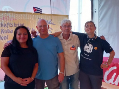 Freudiges Wiedersehen in Belgien: DIE LINKE-Bundestagsabgeordnete Sevim Dagdelen (1.v.l.) mit der Cuba sí-Delegation Jörg, Stan und Jana (v.l.n.r.)