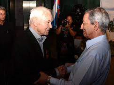 Hans Modrow ist ein überzeugter Internationalist und Freund Kubas. 2019 wurde ihm für sein Verdienst um die Völkerverständigung der Orden für Solidarität der Republik Kuba verliehen. Er erhielt ihn aus den Händen des damaligen Leiters der Abteilung für Internationale Beziehungen im ZK der Kommunistischen Partei Kubas, José Ramón Balaguer. Foto: ACN