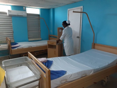 Blick in die neue Station: Betten und Matratzen für die Neugeborenen und ihre Mütter, Schränke und weitere Ausrüstung aus einer Cuba sí-Spende komplettieren das Betreuungsangebot "piel a piel" und sorgen für eine entspannte Mutter-Kind-Bindung.  Foto: Idolkis Arguelles Berdión, Solvisión Guantánamo