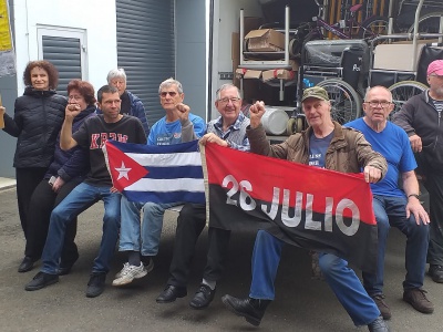 Geschafft: Die Geraer Kubafreunde vor dem randvoll beladenen Lkw vor der Abfahrt nach Berlin ins Cuba sí-Sachspendenlager. Foto: Cuba sí 