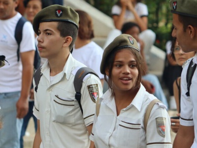 Junge Erwachsene bei der Manifestation zum Tag der Arbeit in Havanna (5.5.2023)  Foto: Ivett Polyak-Bar Am/jW