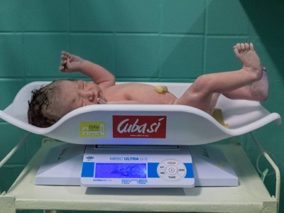 Cuba sí unterstützte auch 2023 dank Ihrer Hilfe das kubanische Gesundheitswesen, u.a. im Krankenhaus für Risikoschwangerschaften "Ramón González Coro" in Havanna. Unter anderem wurden Digitalwaagen für Säuglinge gespendet, wie im Bild zu sehen. Foto: MINSAP Cuba