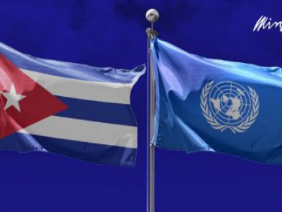 Kubas Flagge vor der Fahne der Vereinten Nationen