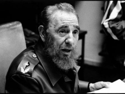 Fidel 2001 in seinem Büro. Foto: Burt Glin/Cubadebate