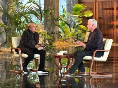 Der kubanische Präsident Miguel Díaz-Canel (re.) im Interview mit dem spanischen Journalisten Ignacio Ramonet. Foto: Cuba Minrex