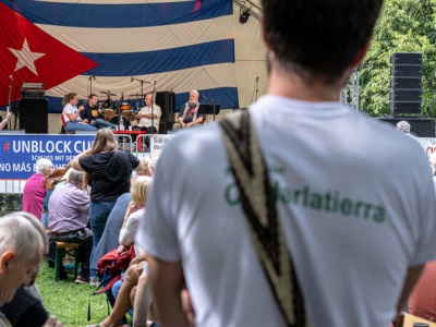 Auch das Wetter war solidarisch - das Programm der Fiesta zog rund 3.000 Besucherinnen und Besucher in die Parkaue nach Berlin-Lichtenberg. Foto: Junge welt 