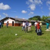 Fußballspielen am Gästehaus zusammen mit einigen Mitarbeiter*innen des nahegelegenen Betriebs