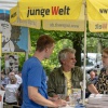 Reges Interesse im Café der Tageszeitung Junge Welt zu den verschiedenen Printangeboten. So mancher Besucher bestellte sich ein Abo der deutschen Ausgabe der kubanischen tageszeitung Granma, die über den Verlag 8. Mai GmbH in Deutschland vertrieben wird. 
Foto: Junge Welt