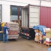 Die materiellen Spenden - sortiert und sicher verpackt - werden in den Container