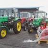 Traktoren für die Cuba Sí-Projekte bei ihrer Ankunft im Hafen von Havanna