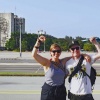 Lucie (Interbrigadas) und Flo (Cuba Sí) auf dem Platz der Revolution in Havanna