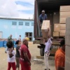 Verantwortliche der Provinzregierung Mayabeque beim Ausladen von Kartons mit Mat