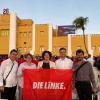 Gruppenfoto der Delegation vor der Moncada-Kaserne in Santiago de Cuba