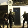 Schwer bewaffnete Polizeikräfte vor der mexikanischen Botschaft in Quito.