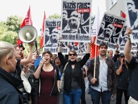 „Nazis raus“ und „Haut ab!“ riefen die Demonstranten vor dem Karl-Liebknecht-Hau