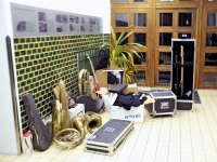 Gespendete Instrumente im Eingangsbereich des Karl-Liebknecht-Hauses