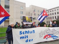 Schluss mit der US-Blockade! Kundgebung vor der US-Botschaft in Berlin.