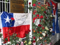 Blumen für Fidel vor der kubanischen Botschaft in Berlin