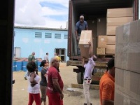 Verantwortliche der Provinzregierung Mayabeque beim Ausladen von Kartons mit Mat