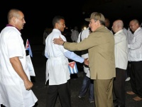 Ex-Präsident Castro verabschiedet Ärzte, die in Afrika gegen Ebola kämpften.