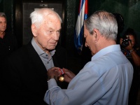 Hans Modrow erhält den Orden für Solidarität in Kuba.