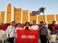 Gruppenfoto der Delegation vor der Moncada-Kaserne in Santiago de Cuba