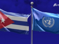 Kubas Flagge vor der Fahne der Vereinten Nationen.
